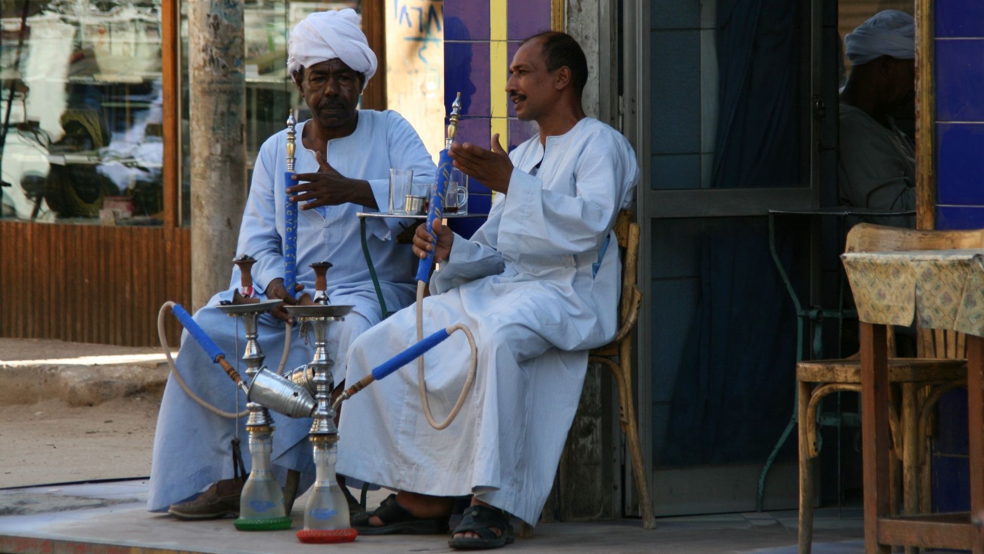 Aegypten-Assuan-Maenner rauchen wasserpfeife-IMG_8880