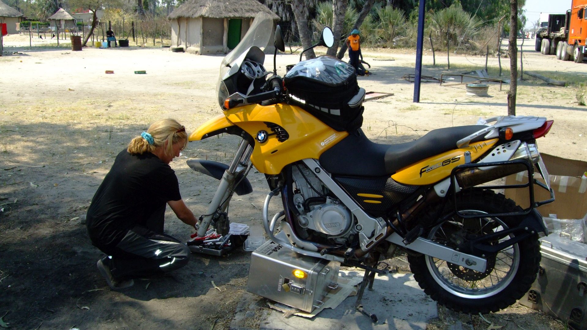 Botswana-Reifenwechsel-DSCF8606