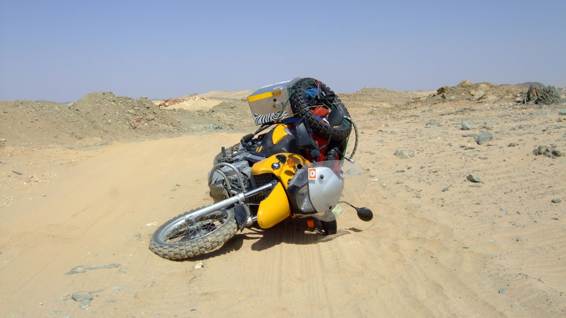 Sudan-DSCF5682-Motorrad im Sand