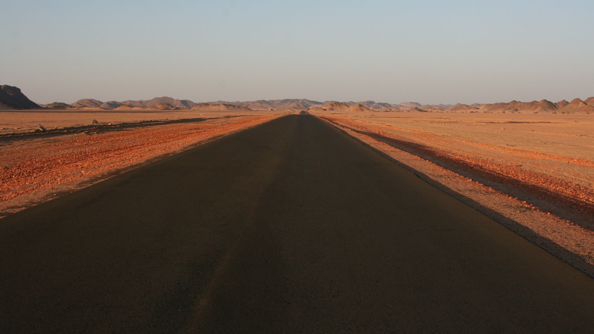 Sudan-neue Teerstrasse durch die Wueste-IMG_0393