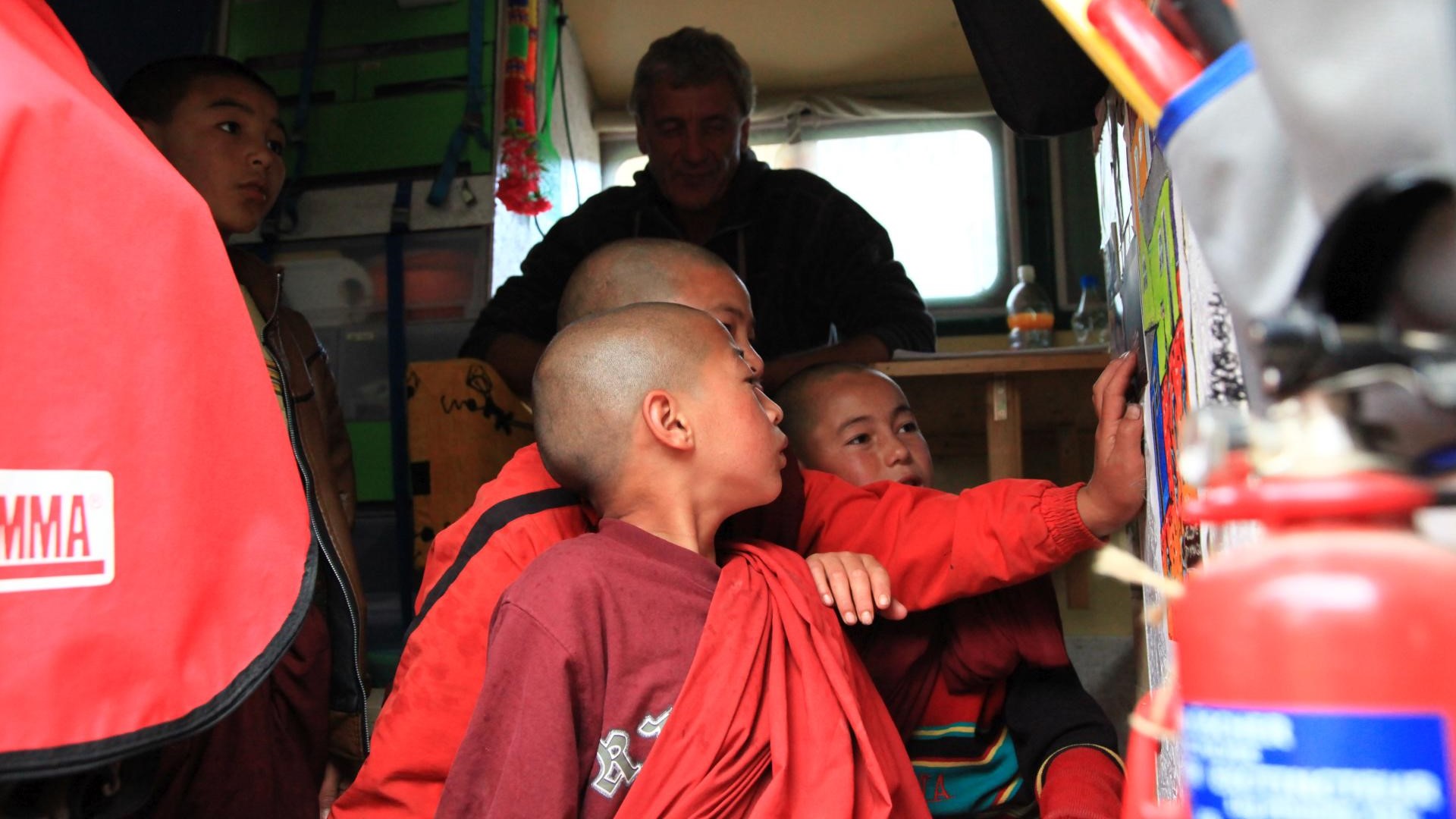 Besuch von Mönchsnovizen. Nepal