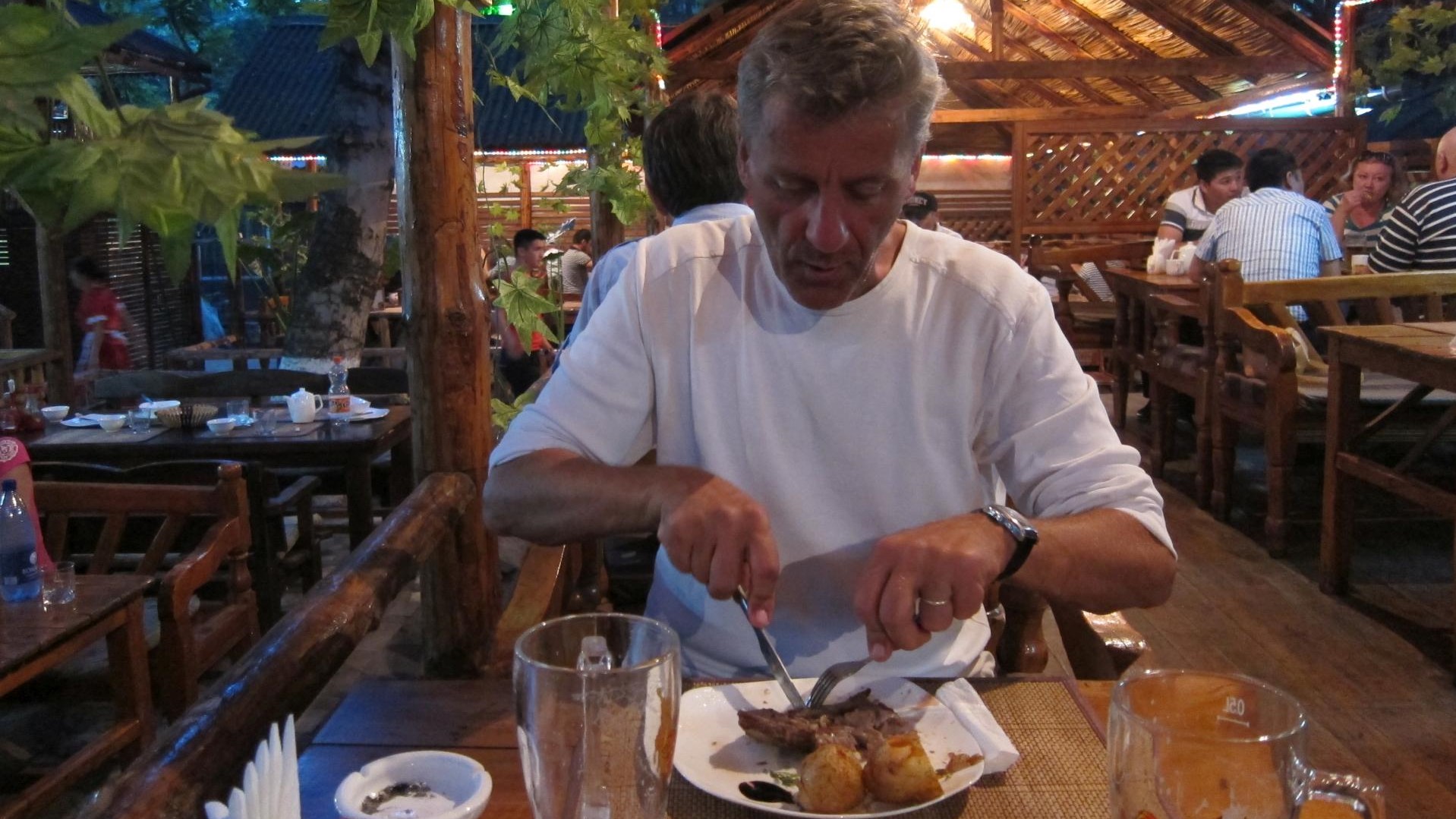 Im Biergarten in Osh. Kirgistan