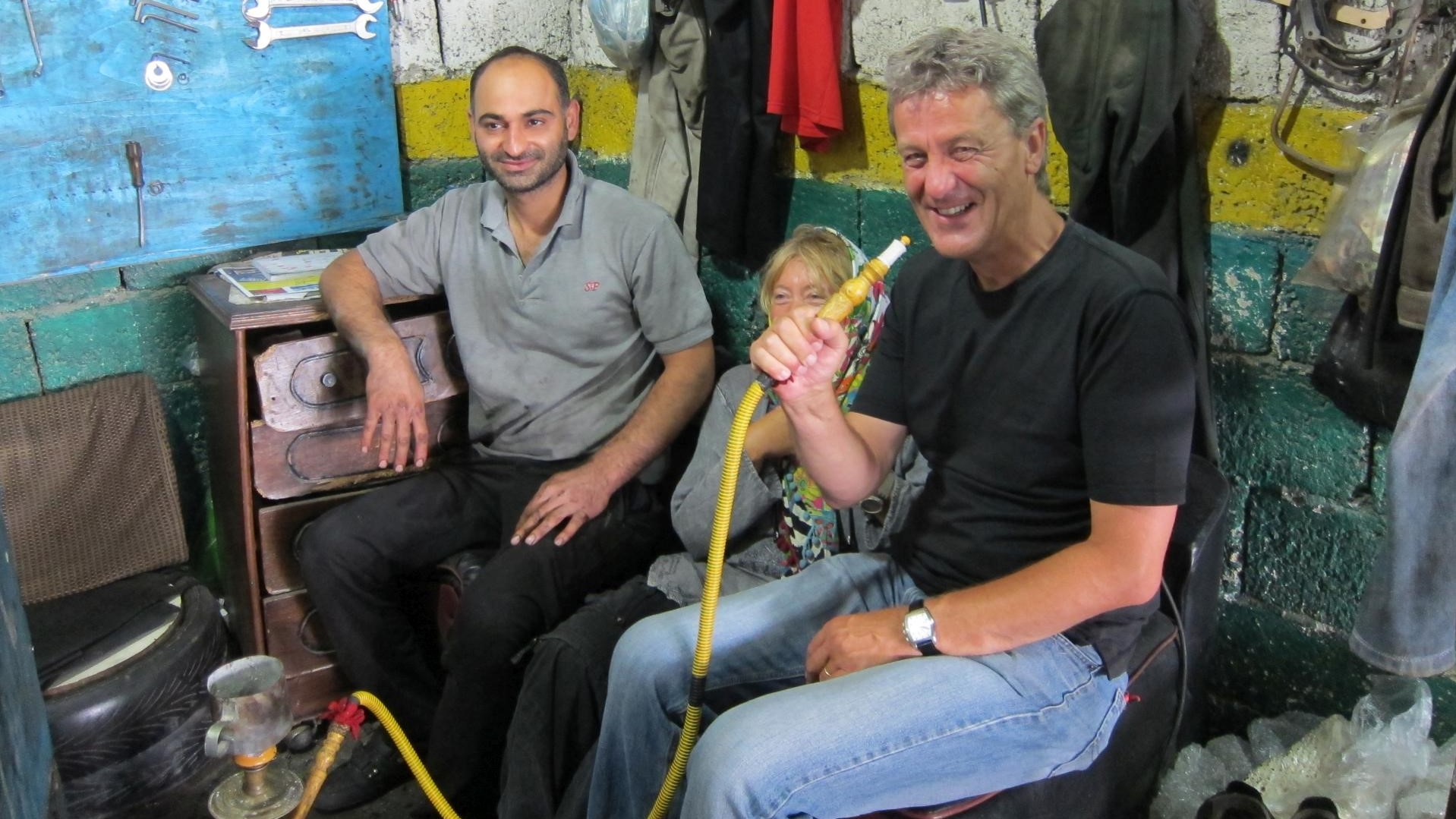 Während der Reparatur eine Shisha. Whiskey war auch im Angebot