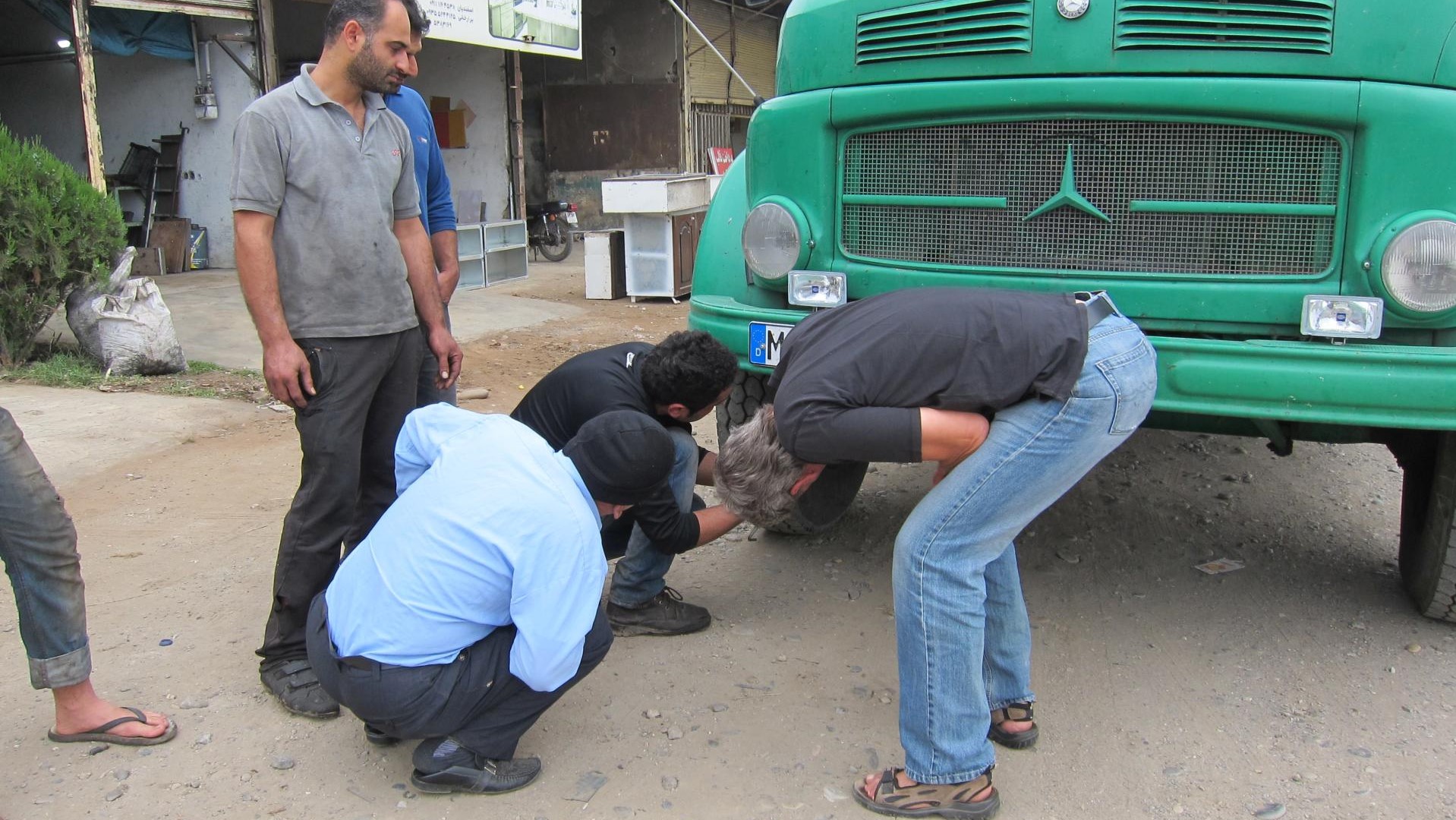 Der Auspuff hat ein Loch. Iran