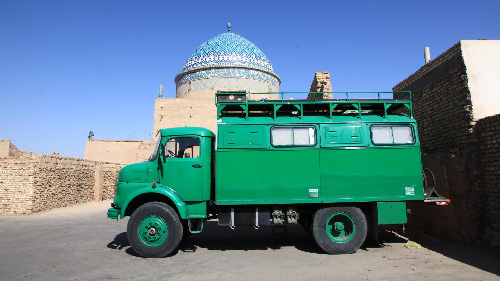Vor dem Silk Road Hotel in Yazd (Iran)