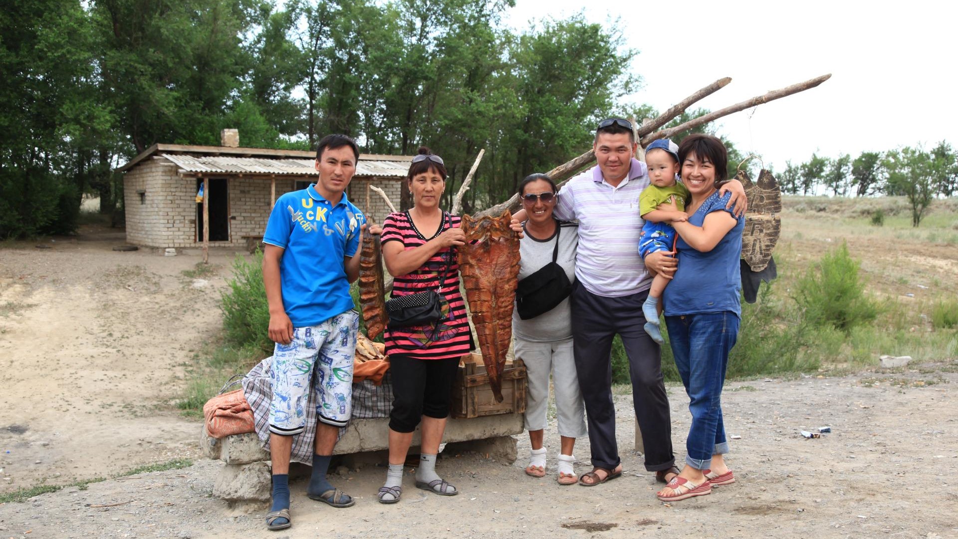 Fischverkäufer mit Familie in Sibirien
