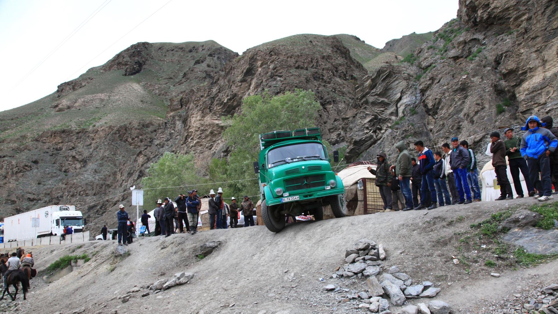 Demo in Kirgistan. Alle anderen Fahrzeuge mussten teilweise Wochen stehen, wir durften durch.