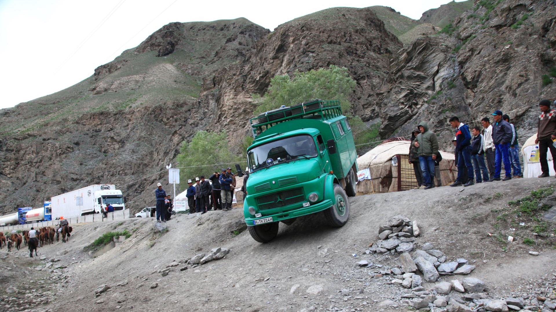 Demo in Kirgistan. Alle anderen Fahrzeuge mussten teilweise Wochen stehen, wir durften durch.