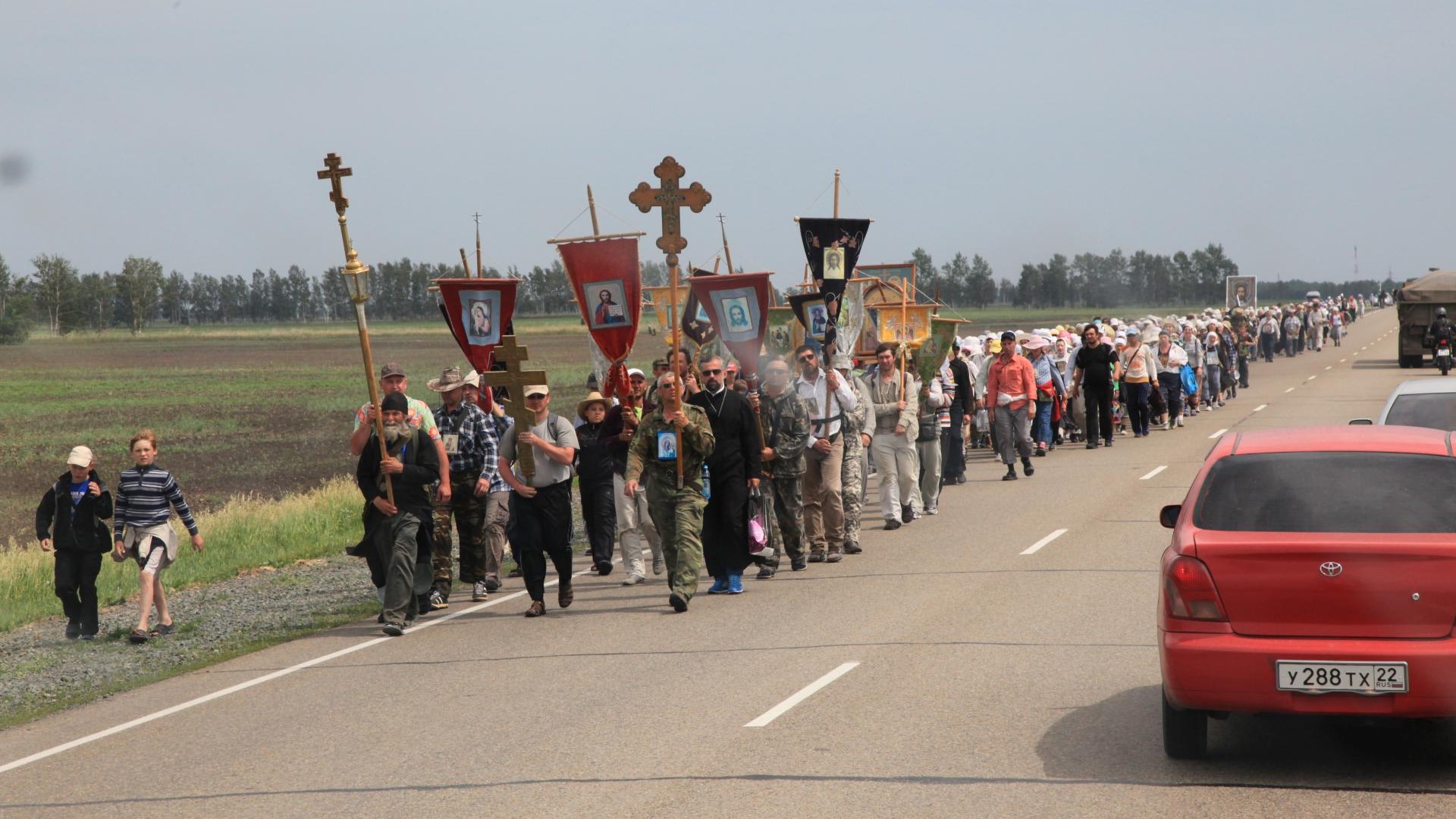 In Sibirien. Die Prozession war ewig lange.