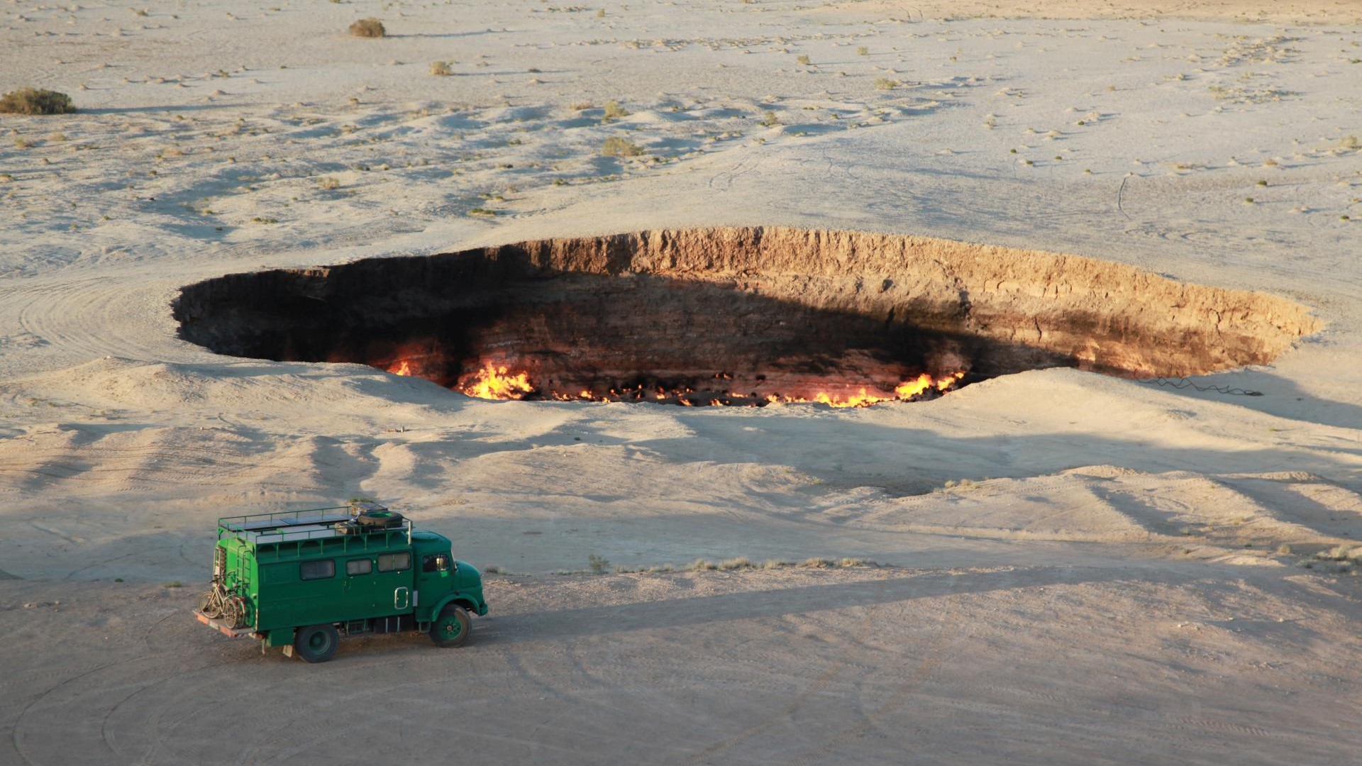 Der Bock vor dem Derweze Gas Krater.
(Turkmenistan)